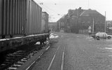 In der Wilhelminenhofstrae verlief parallel zur Normalspur das Gleis der 600-mm-Werkbahn vom BAE zum Spreeufer (18. Februar 1981)