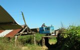 Nach dem Entladen wird dieser Durchla berquert. Oben und unten sind 600-mm-Gleise verlegt. (09.Mai 2000)