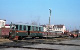 In Nowy Dwr Gdaski Wskotorowy (Tiegenhof Kleinbahnhof) werden am 13. Mrz 1998 Schienen manuell verladen