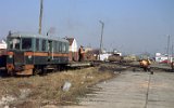 In Nowy Dwr Gdaski Wskotorowy (Tiegenhof Kleinbahnhof) werden am 13. Mrz 1998 Schienen manuell verladen