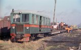 In Nowy Dwr Gdaski Wskotorowy (Tiegenhof Kleinbahnhof) werden am 13. Mrz 1998 Schienen manuell verladen