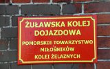 Seit 2003 von den Kommunen bernommen, wird die uawska Kolej Dojazdowa als Touristenbahn von einem Verein betrieben