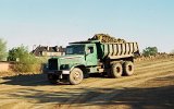 Wie vielerorts in Polen haben robuste russische KrAS-Kipper den Transport von der Grube zur Ziegelei bernommen und dazu beigetragen, da die Feldbahnen nur noch verkrzt oder gar nicht mehr verkehren (27.09.1999).