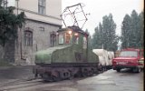Die Papierfabrik Bușteni hatte eine 700-mm-Werkbahn, auf der alte AEG-Loks mit Doppelflanschrädern fuhren (1996).
