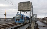 Kurz nach Verlassen der Station Ropsten  fuhr man auf die Gamla Lidingöbron (Alte Lindingöbrücke), die hier miteiner 20 m langen Klappbrücke begann (2017)