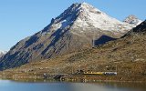 Am Lago Bianco ist der Zug aus dem Schatten der Berge herausgefahren.