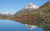 Der Lago Bianco von der Station Ospizio Bernina aus aufgenommen.