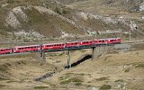 Die obere Berninabachbrcke mit dem planmssigen Zug St. Moritz-Tirano.