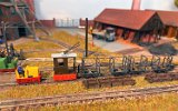 Die UEG-Lok mit den Scheitholzwagen soll von der BN15R unter die Fahrleitung rangiert werden.